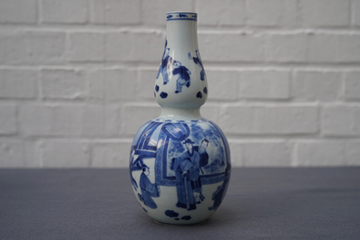 Een Chinese blauwwitte kalebasvaas met figuratief decor, Kangxi